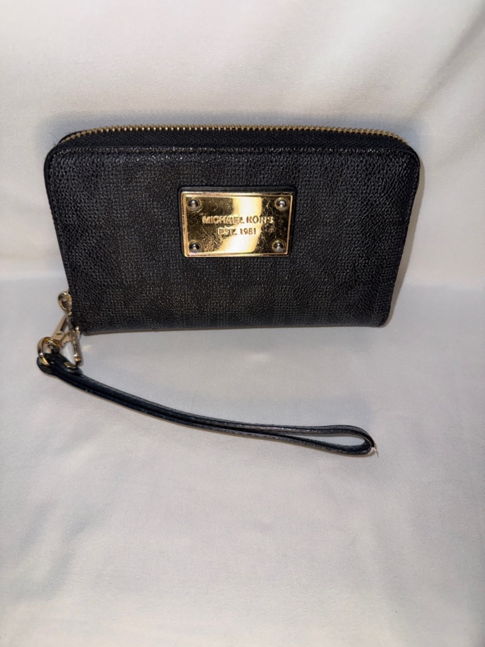 Michael Kors Jet Set Travel Medium Zip Around Wallet Black Signiture